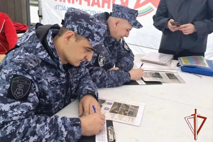 В Новосибирске сотрудники вневедомственной охраны Росгвардии стали победителями соревнований по военно-прикладным видам спорта 