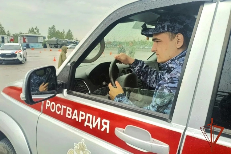 В Новосибирске сотрудники вневедомственной охраны Росгвардии стали победителями соревнований по военно-прикладным видам спорта 