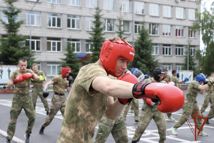 В День России в Новосибирском военном институте состоялся мастер-класс по боксу