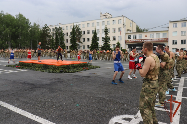 В День России в Новосибирском военном институте состоялся мастер-класс по боксу