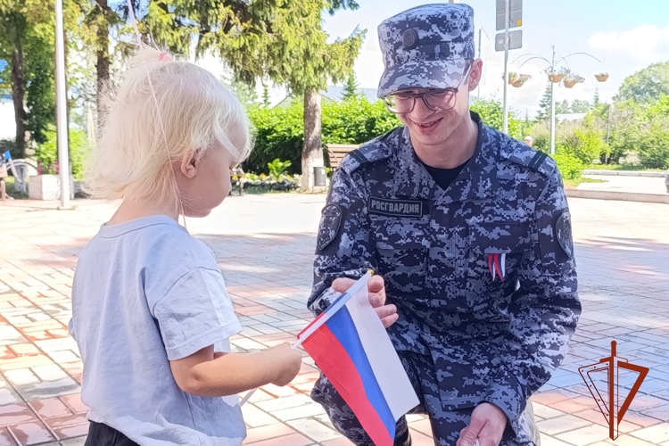 В честь Дня России сотрудники Росгвардии подарили жителям Черепаново флажки и ленточки с триколором