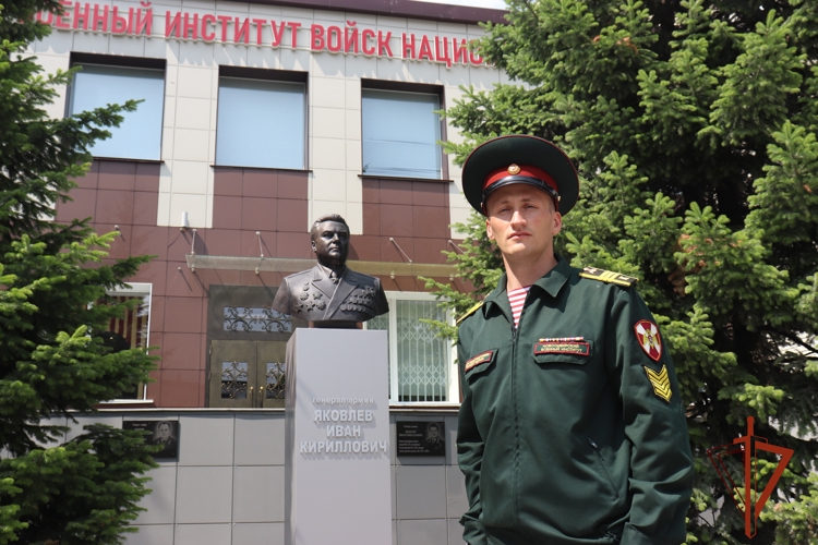 Курсант Новосибирского военного института Росгвардии оказал первую помощь попавшему в ДТП мотоциклисту 