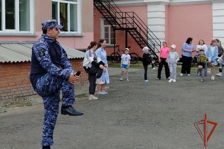 В первый день лета сотрудники Росгвардии провели зарядку со школьниками в Новосибирской области 