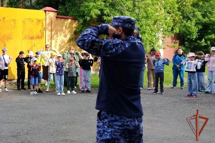 В первый день лета сотрудники Росгвардии провели зарядку со школьниками в Новосибирской области 