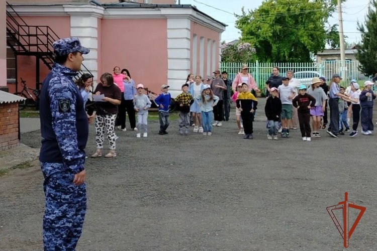 В первый день лета сотрудники Росгвардии провели зарядку со школьниками в Новосибирской области 
