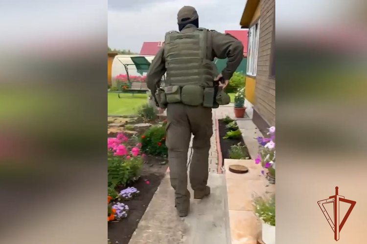 При силовой поддержке бойцов ОМОН и СОБР Росгвардии пресечена деятельность группы лиц, причастных к мошенничеству в сфере страхования 