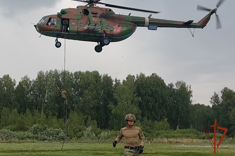 В Новосибирске военнослужащие отряда спецназа «Ермак» Росгвардии провели занятия по беспарашютному десантированию