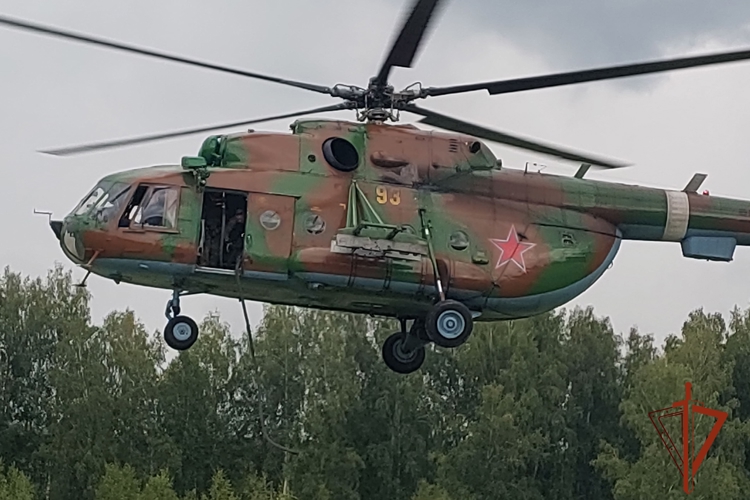 В Новосибирске военнослужащие отряда спецназа «Ермак» Росгвардии провели занятия по беспарашютному десантированию