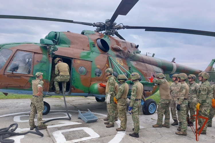 В Новосибирске военнослужащие отряда спецназа «Ермак» Росгвардии провели занятия по беспарашютному десантированию