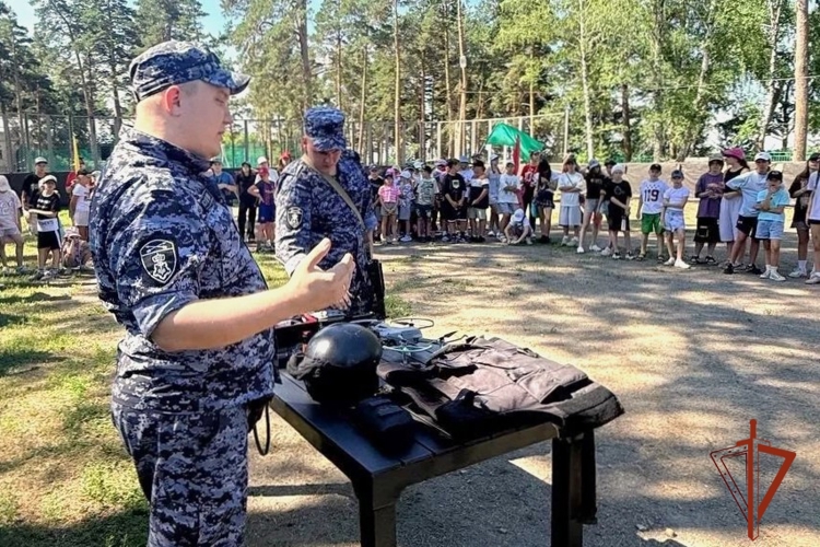 В Новосибирской области росгвардейцы проводят уроки безопасности для несовершеннолетних