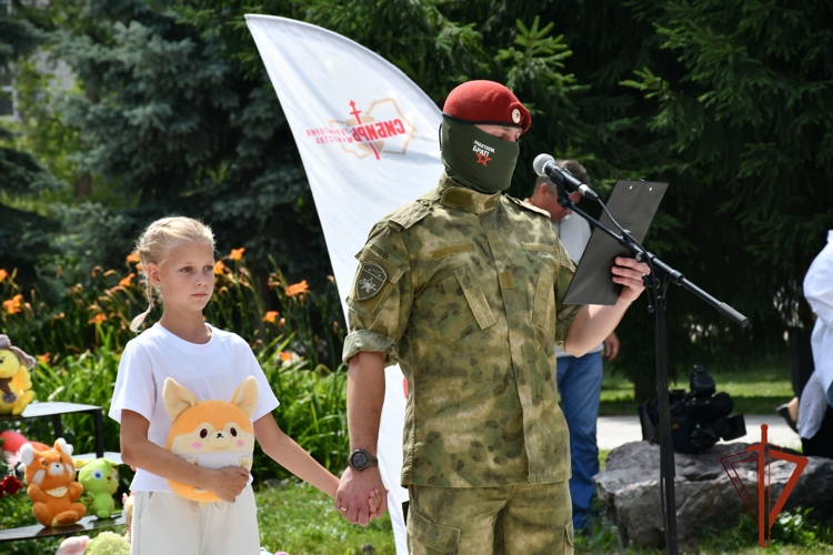 В Новосибирске военнослужащие Росгвардии почтили память детей – жертв войны в Донбассе