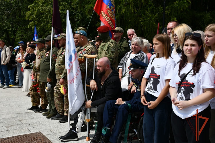 В Новосибирске военнослужащие Росгвардии почтили память детей – жертв войны в Донбассе