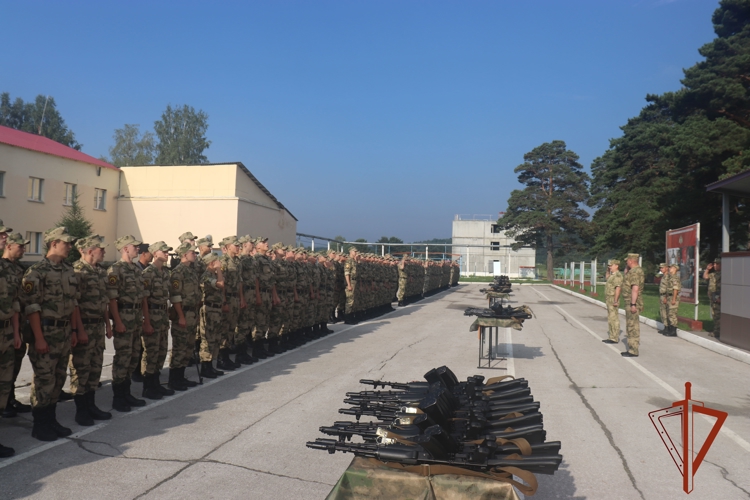 В Новосибирском военном институте Росгвардии прошло торжественное вручения оружия курсантам первого курса