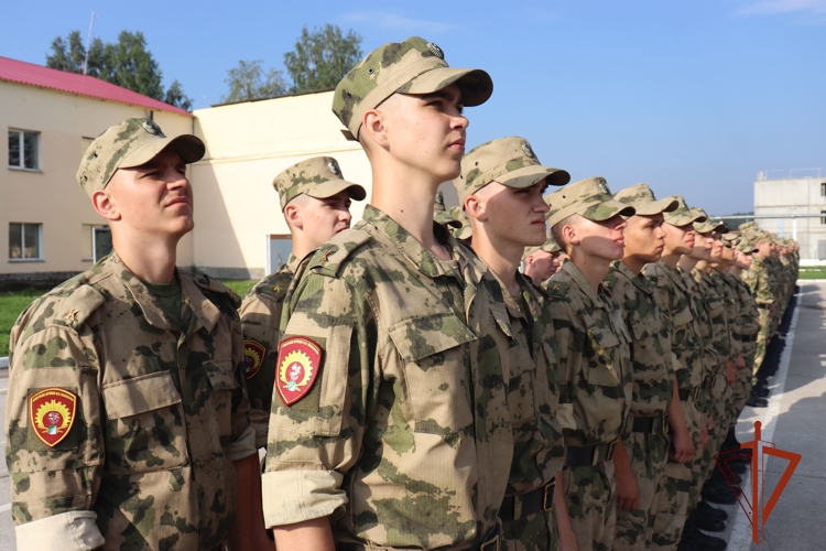 В Новосибирском военном институте Росгвардии прошло торжественное вручения оружия курсантам первого курса