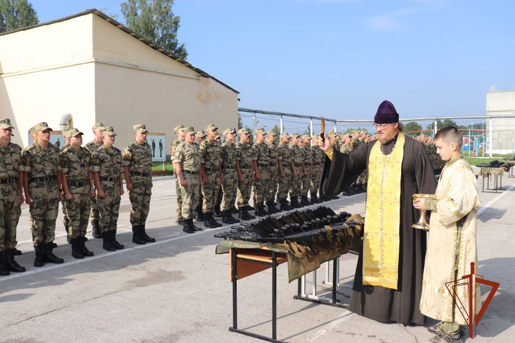 В Новосибирском военном институте Росгвардии прошло торжественное вручения оружия курсантам первого курса
