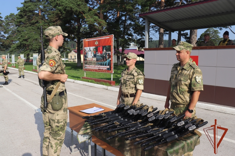 В Новосибирском военном институте Росгвардии прошло торжественное вручения оружия курсантам первого курса