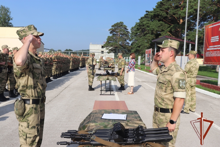 В Новосибирском военном институте Росгвардии прошло торжественное вручения оружия курсантам первого курса