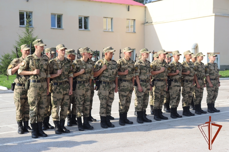 В Новосибирском военном институте Росгвардии прошло торжественное вручения оружия курсантам первого курса