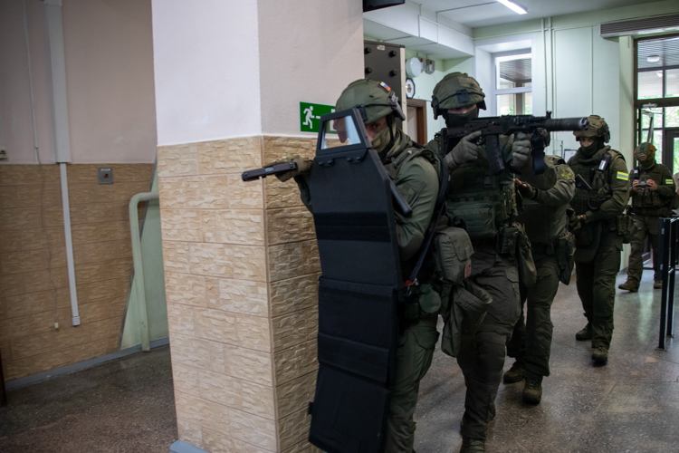 В Новосибирске при участии Росгвардии проходят учения по обеспечению безопасности на объектах образования