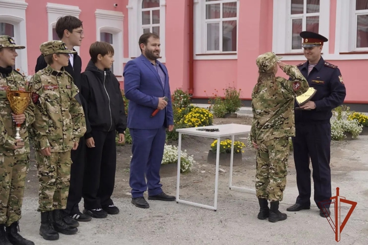 В День знаний сотрудники вневедомственной охраны Росгвардии встретились с учащимися учебных заведений региона