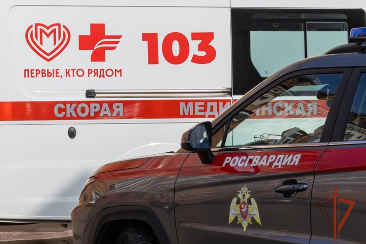 Экипаж вневедомственной охраны Росгвардии оказал помощь пострадавшему самокатчику