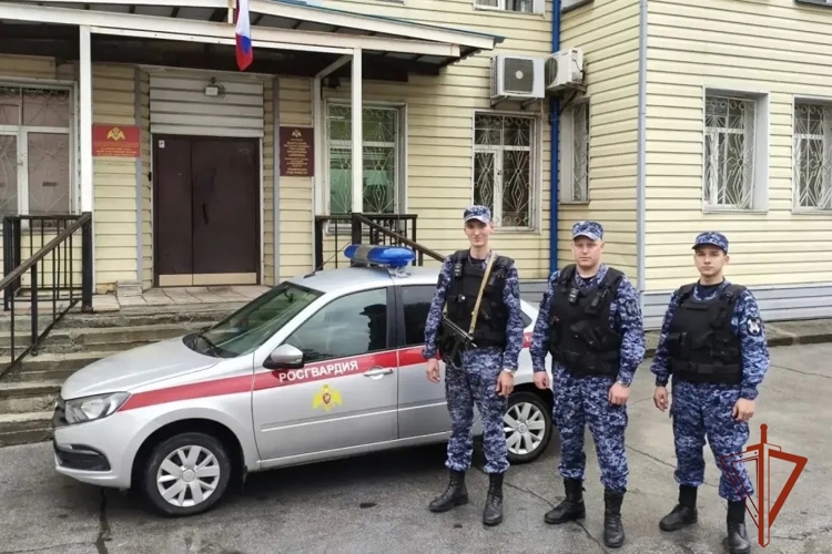 В Новосибирске сотрудники Росгвардии не дали мошенникам похитить у пенсионера миллион рублей
