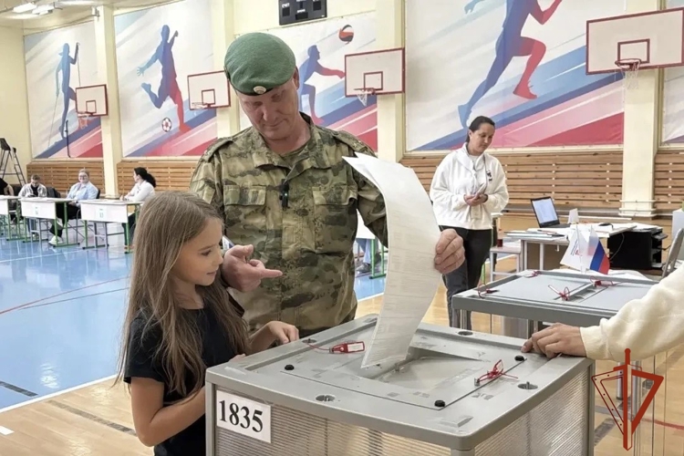 В Новосибирске сотрудники и военнослужащие Росгвардии участвуют в едином дне голосования