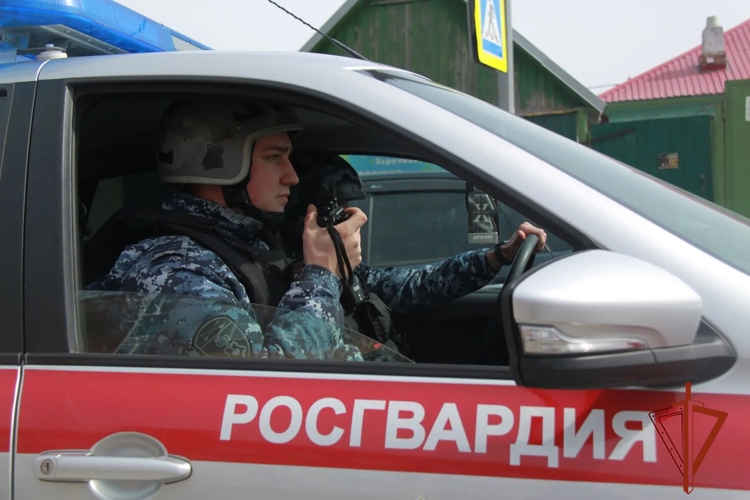 Патруль Росгвардии задержал новосибирца за кражу алкоголя и кофе из магазина