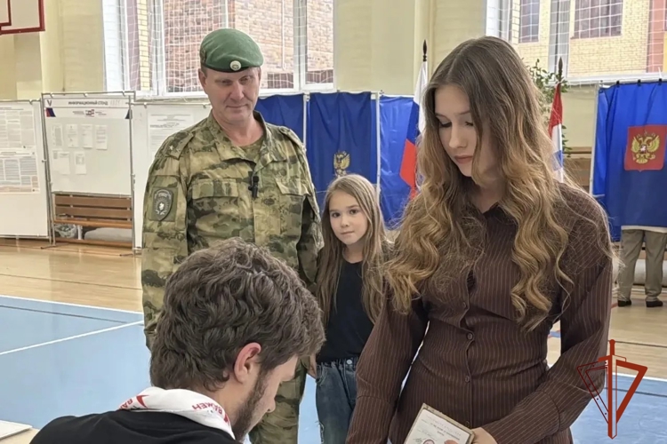 В Новосибирске сотрудники и военнослужащие Росгвардии участвуют в едином дне голосования