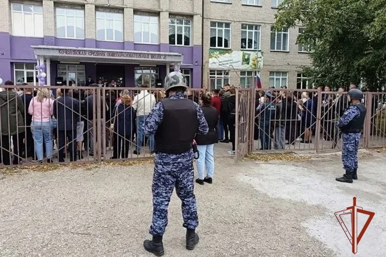 Росгвардия обеспечила безопасность школьных линеек в Новосибирской области 