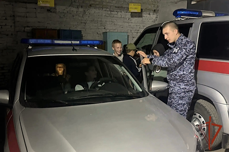 В Черепаново сотрудники вневедомственной охраны Росгвардии провели для школьников день открытых дверей