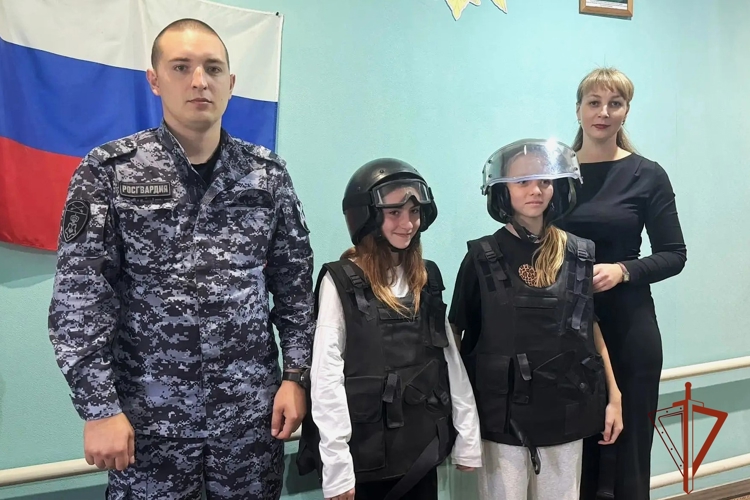 В Черепаново сотрудники вневедомственной охраны Росгвардии провели для школьников день открытых дверей