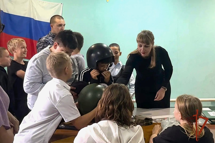 В Черепаново сотрудники вневедомственной охраны Росгвардии провели для школьников день открытых дверей