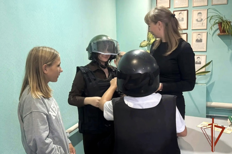В Черепаново сотрудники вневедомственной охраны Росгвардии провели для школьников день открытых дверей