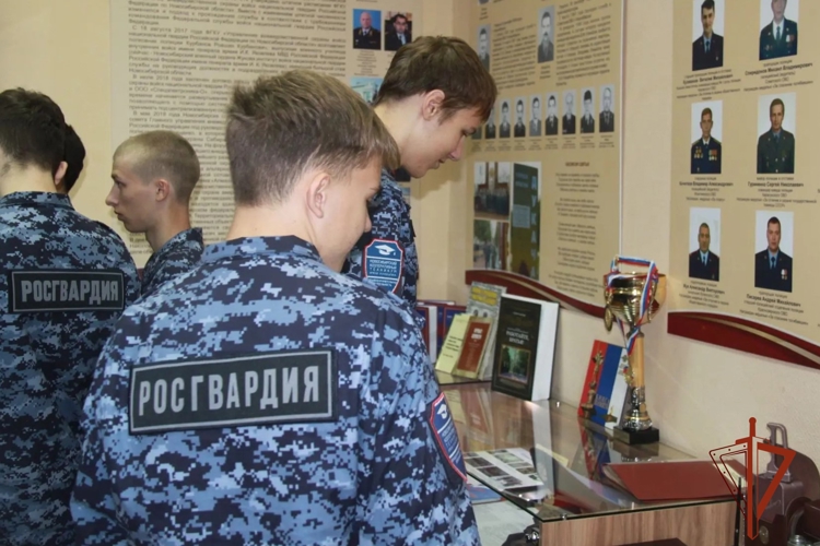 В Новосибирске студенты профильной группы вневедомственной охраны познакомились со спецификой работы ведомства 