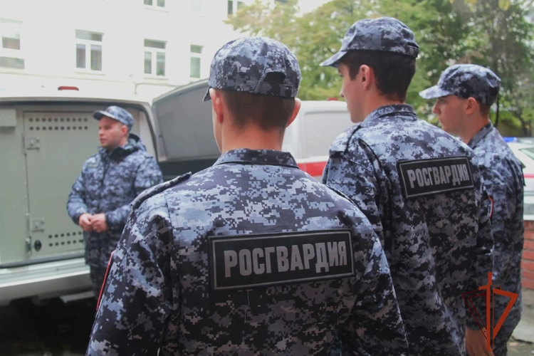 В Новосибирске студенты профильной группы вневедомственной охраны познакомились со спецификой работы ведомства 