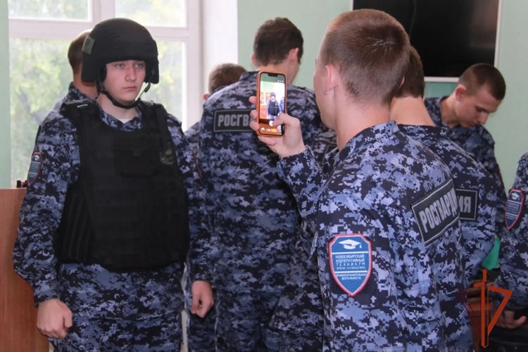 В Новосибирске студенты профильной группы вневедомственной охраны познакомились со спецификой работы ведомства 