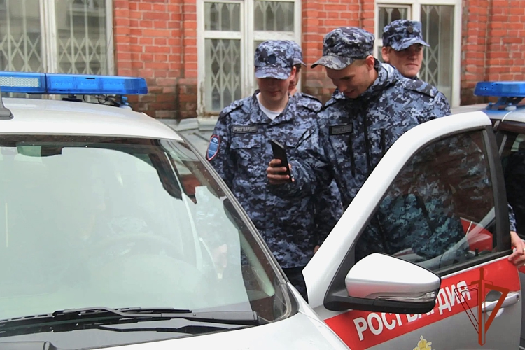 В Новосибирске студенты профильной группы вневедомственной охраны познакомились со спецификой работы ведомства 