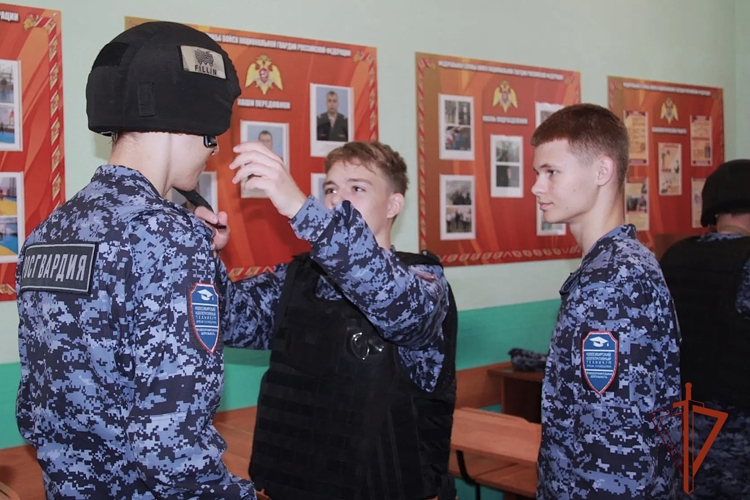 В Новосибирске студенты профильной группы вневедомственной охраны познакомились со спецификой работы ведомства 