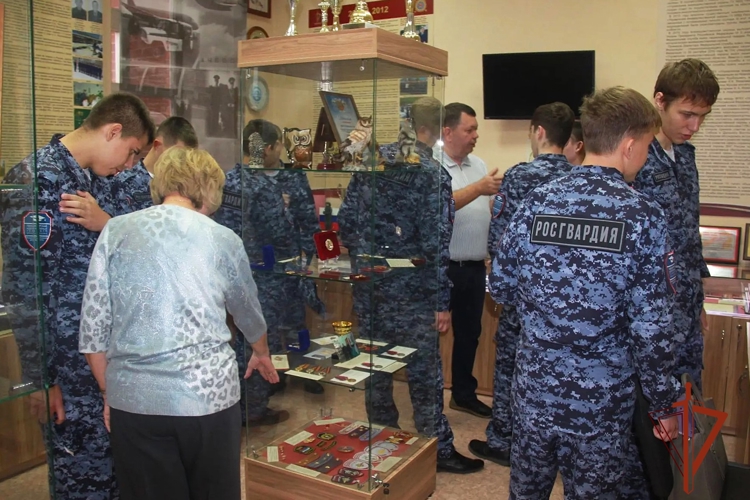 В Новосибирске студенты профильной группы вневедомственной охраны познакомились со спецификой работы ведомства 