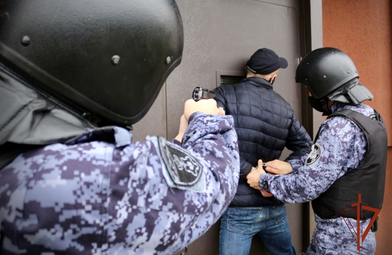 В Новосибирске сотрудники вневедомственной охраны Росгвардии задержали мужчину, открывшего стрельбу возле ночного клуба
