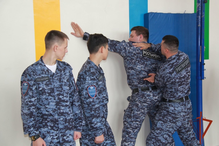 В Новосибирске для студентов профильной группы вневедомственной охраны Росгвардии проведен мастер-класс по физической подготовке