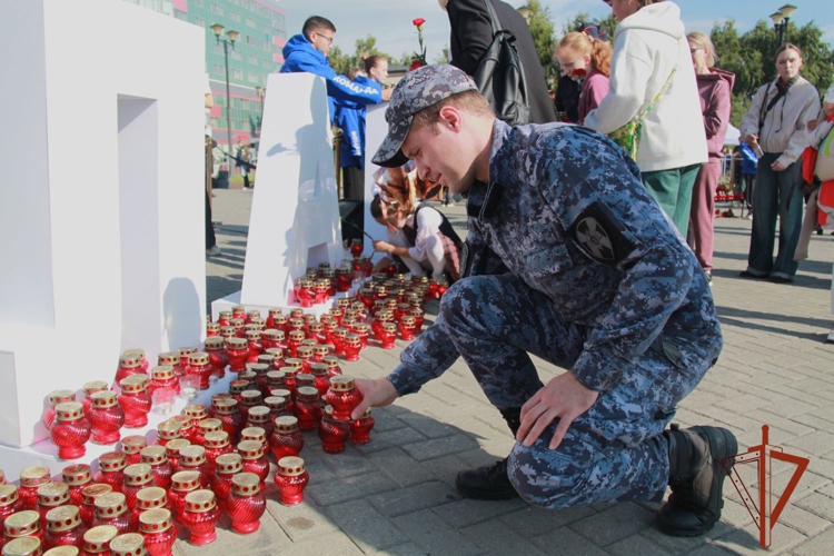 В Новосибирске сотрудники и военнослужащие Росгвардии приняли участие в памятной акции, приуроченной ко Дню солидарности в борьбе с терроризмом