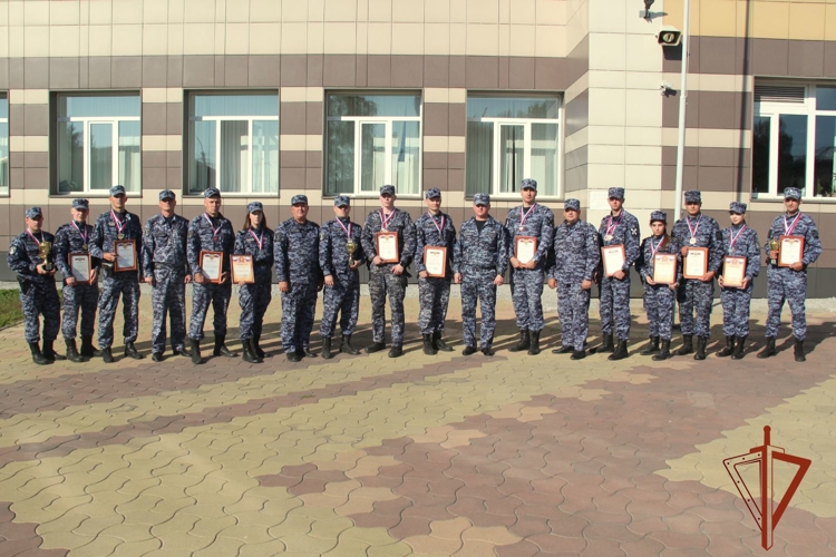 В Новосибирске прошли соревнования по служебному троеборью среди сотрудников вневедомственной охраны Росгвардии