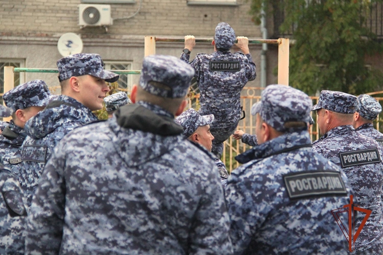 В Новосибирске прошли соревнования по служебному троеборью среди сотрудников вневедомственной охраны Росгвардии