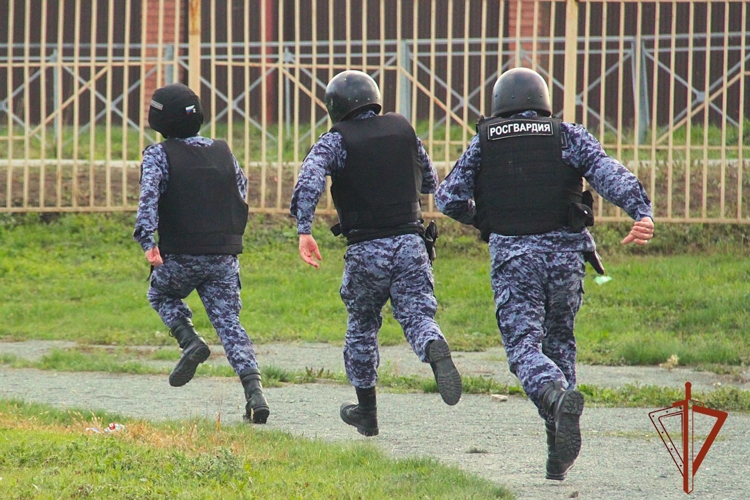 В Новосибирске прошли соревнования по служебному троеборью среди сотрудников вневедомственной охраны Росгвардии