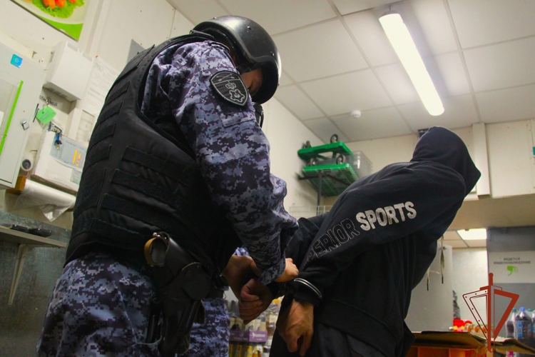 В Новосибирске патруль Росгвардии задержал на охраняемом объекте подозреваемого в серии краж 