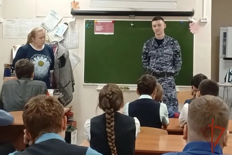 В Новосибирске сотрудник Росгвардии встретился с учащимися родной школы и рассказал о выборе своей профессии