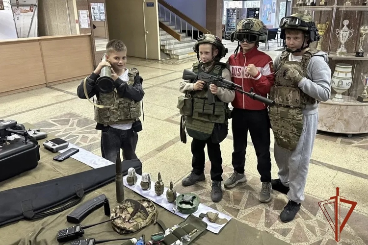 В Новосибирске офицеры СОБР «Реактор» провели профориентационное мероприятие для молодежи 