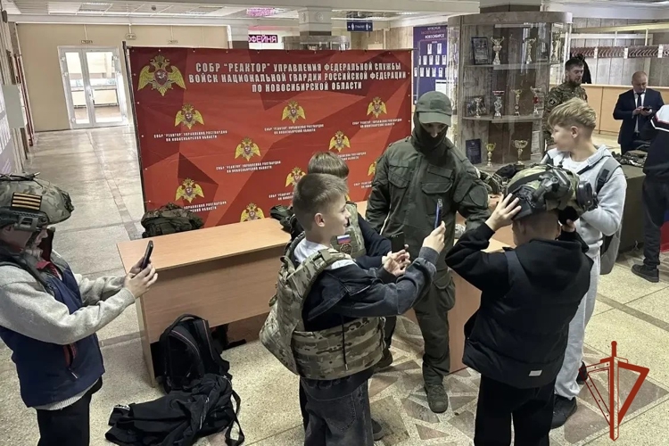 В Новосибирске офицеры СОБР «Реактор» провели профориентационное мероприятие для молодежи 